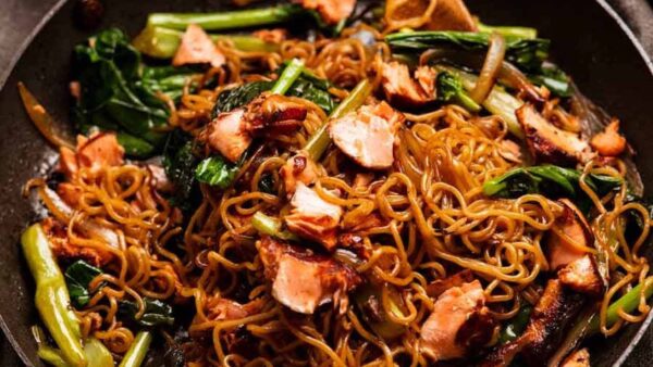 Yakisoba Noodles, Teriyaki & Salmon [Medium Tray]